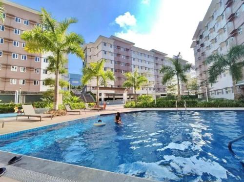 una persona en una piscina en un hotel en Deck&Dwell, en Trece Martires