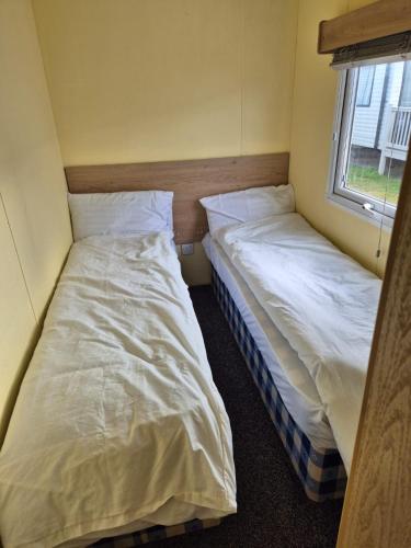two beds sitting next to each other in a room at R12 Golden sands in Kinmel Bay