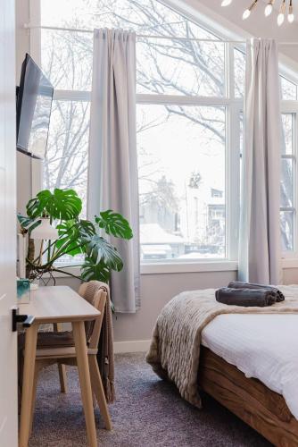 a bedroom with a bed and a window at NordicSauna 3 Ensuite baths TheYellowDoorRetreat in Edmonton