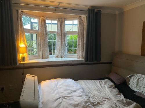 Un dormitorio con una cama frente a una ventana. en Double ground floor room - Leicester free parking and drinks, en Leicester