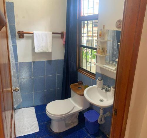een badkamer met een toilet en een wastafel bij Black&White Brüäder in Puerto Ayora