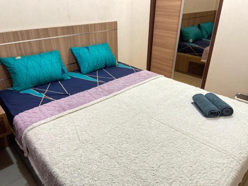 Katil atau katil-katil dalam bilik di V3 Apartemen Sentra Timur Cakung 2BR