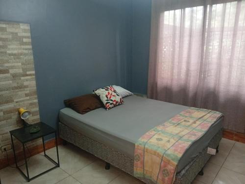 a small bed in a room with a window at Miramar una casa SOLO para ti in San Isidro
