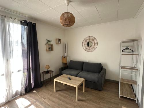 Posezení v ubytování STUDIO meublé à proximité gare-Wifi