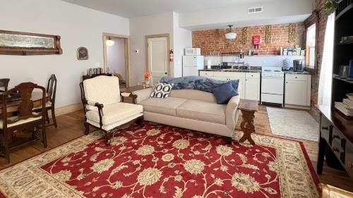 a living room with a couch and a kitchen at The Bookend in Rolla