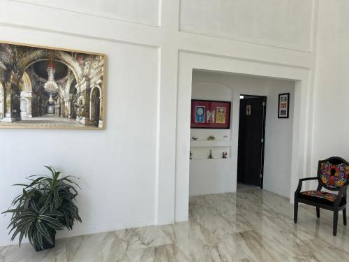 a room with a chair and a painting on the wall at Mar de Calafia 1 in Divisadero