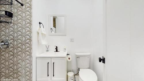 Ένα μπάνιο στο Menod Luxury Apartment