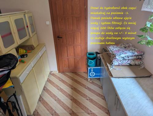 Kuchyň nebo kuchyňský kout v ubytování Domek letniskowy w Szkotowie