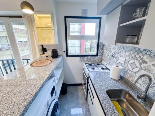 una cucina con lavello e fornello di Estudio Mare a Mar del Plata