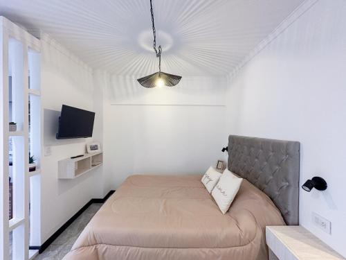 una piccola camera da letto con un letto e una TV di Estudio Mare a Mar del Plata