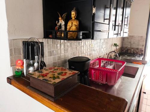 a kitchen with a counter with a counter top with a counter sidx sidx at Apartamento Acogedor 5 minutos del parque principal La Ceja in La Ceja