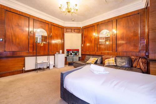 a bedroom with a large bed and wooden walls at -RBbc-Cozy Double Room in Shared House in Moortown