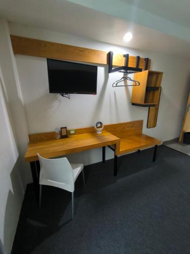TV a/nebo společenská místnost v ubytování Hotel Brisas Express