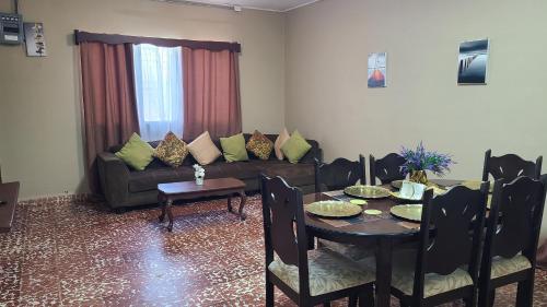 a living room with a table and a couch at Casa Efra 3 hab 2 baños in Tela
