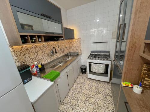 サルバドールにあるQuarto individual com suíte na Pitubaのシンクとコンロのある小さなキッチン