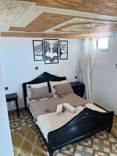 Ένα ή περισσότερα κρεβάτια σε δωμάτιο στο Appartement Essaouira terrasse privée Yahya Host