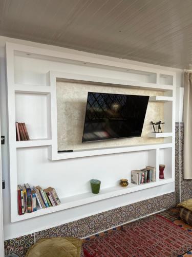 Μια τηλεόραση ή/και κέντρο ψυχαγωγίας στο Appartement Essaouira terrasse privée Yahya Host
