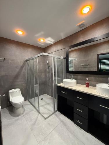 a bathroom with a shower and a toilet and sink at Incredible Luxury apartment in TGZ Chis in Tuxtla Gutiérrez