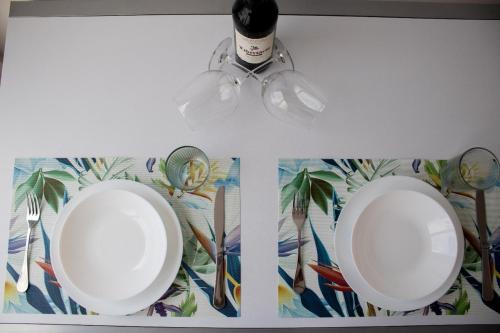 two mirrors on a table with a bottle of wine at La Gaviota in Puerto de la Cruz