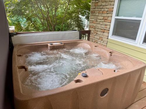 Φωτογραφία από το άλμπουμ του Funtastic Retreat! PS5, View, Goats, Hot Tub, Karaoke σε Weaverville