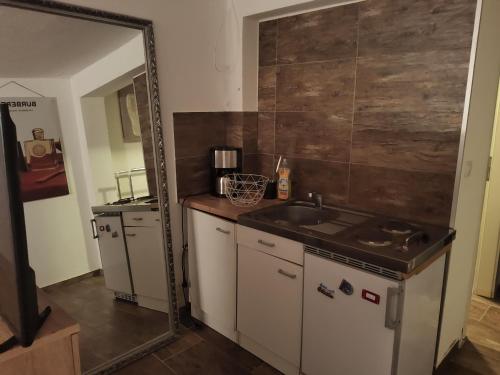 cocina con fregadero y espejo en Saarlouis, en Saarlouis