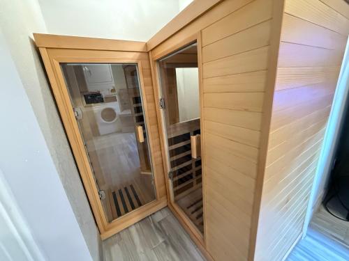 Galería fotográfica de New 2025-Ocean Sands Beach Boutique Inn-Sauna and Salt-Mineral Pool -Free Beach Bikes and Famous Beach-Nightly Popcorn-Bathrobes and Sunscreen in all rooms-Ultra Sparkling Certified-Free Laundry-4 Grand Presidential Black Beds in all rooms en Kill Devil Hills
