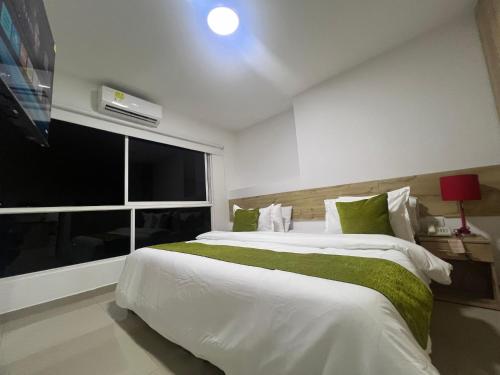 Letto o letti in una camera di Aparta Suites la Flora Flora-Piscina-Jacuzzi