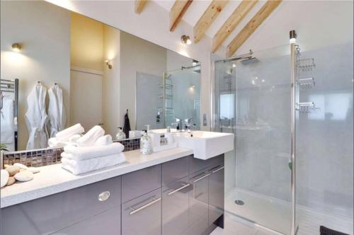 a bathroom with a sink and a shower at Little Puddingcake - Adorable 1 bedroom guesthouse near Chapel Down in Rolvenden