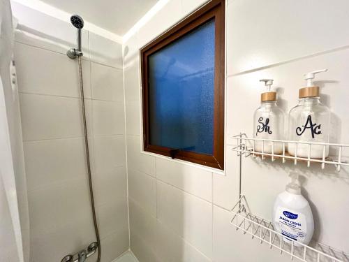 a bathroom with a shower and a window at Habitación en casa compartida-Sector Los Dominicos in Santiago