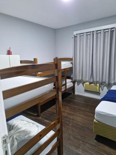 Cama o camas de una habitación en POUSADA e HOSTEL ARAUNA