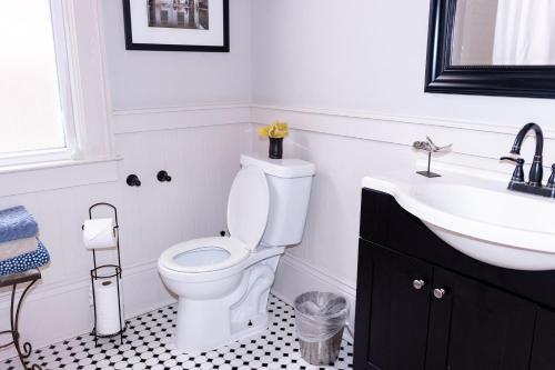 Koupelna v ubytování Historic Marigny House mins to French Quarters!