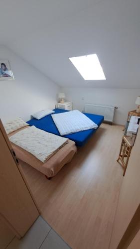 two twin beds in a room with a window at Familie Pöllet in Stammham
