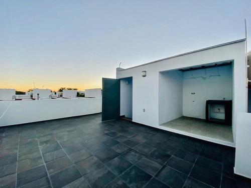a large room with white walls and a tile floor at Casa Luna, a 10 min centro y a 5 min aeropuerto in Santa Cruz Xoxocotlán