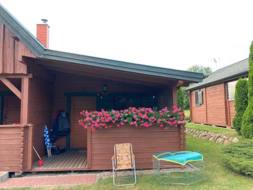 a house with a flower box on the front of it at Bałtycka Oaza in Debina