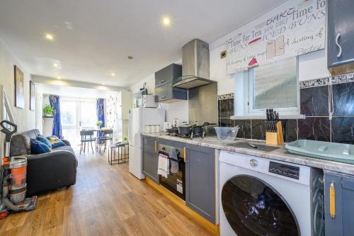 a kitchen with a washing machine in a room at H17B Cosy & Welcoming house & Private parking in Liversedge