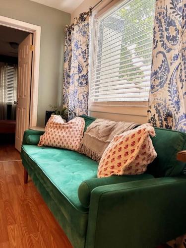 Ruang duduk di Carriage House 3BR Walkable Hiking Arcade & Firepit