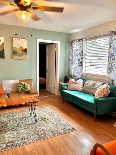 Ruang duduk di Carriage House 3BR Walkable Hiking Arcade & Firepit