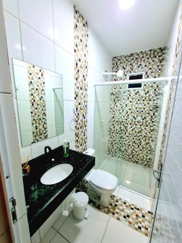 a bathroom with a sink and a toilet and a shower at Refúgio do Preá - 700 Metros da Praia in Prea