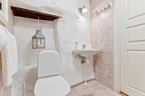 Bilik mandi di Old Town Central Apartment