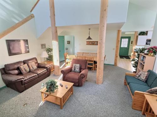 een woonkamer met banken en een eetkamer bij 2 Bed Cabin Fireplace Lodgepole Pines in Leadville