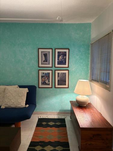 a living room with a couch and a table with a lamp at Fun House Tampiquito in Monterrey