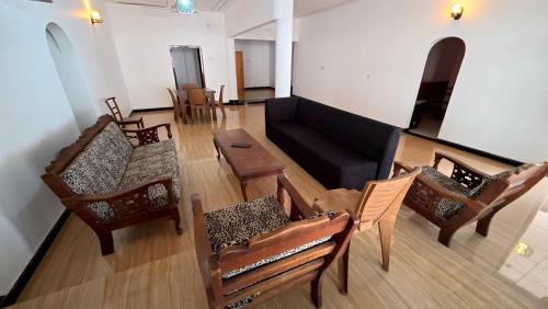 z salonu z krzesłami i kanapą. w obiekcie Ranliya Resort Anuradhapura w mieście Anuradhapura