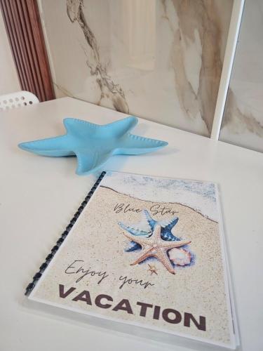 a table with a cake with a starfish on it at Blue Star Studio in Tierras Nuevas Poniente
