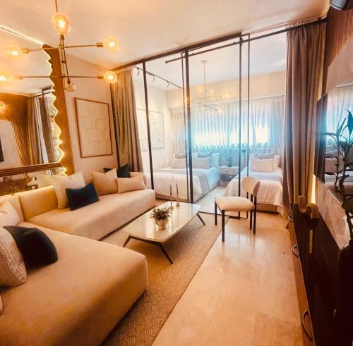 Ένα ή περισσότερα κρεβάτια σε δωμάτιο στο Logement de luxe avec piscine, hivernage