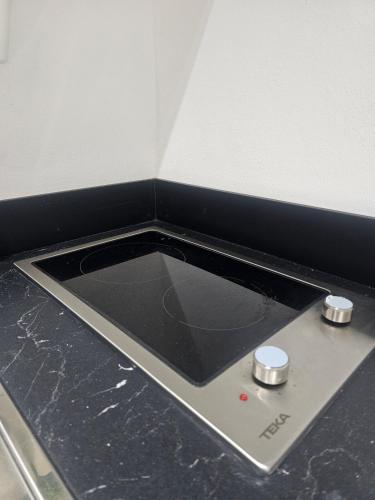 a counter top with a black and white counter top at Blue Star Studio in Tierras Nuevas Poniente