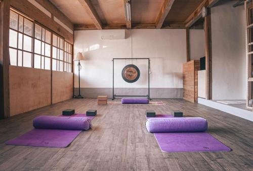 a room with purple yoga mats on the floor at yogahouse in Mine