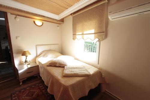 a small bedroom with a bed and a window at Coskun apt in Istanbul