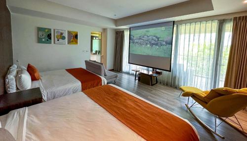 a hotel room with two beds and a flat screen tv at Villa LOHERB in Dongshan