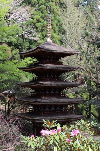 a pagoda in the middle of a garden with flowers at Kamakurayama Farm - B&B Satoyama in Uda