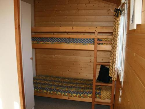 Palanda nebo palandy na pokoji v ubytování Chalet 24m² avec Terrasse - 4 Pers - API-1-52-643